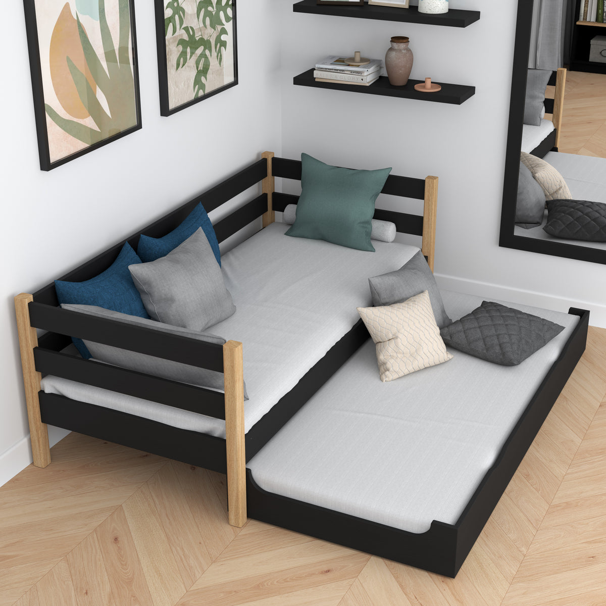 Łóżko sofa drewniane czarno-dębowy – szuflada na materac wysunięta, dla gości